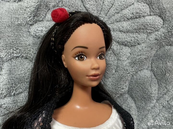 На брони Кукла Barbie Hispanic 1979