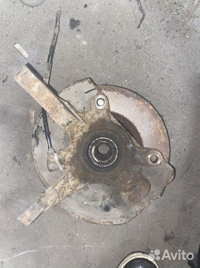 Поворотный кулак Mitsubishi carisma