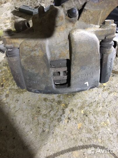 Суппорт передний левый джили эмгранд