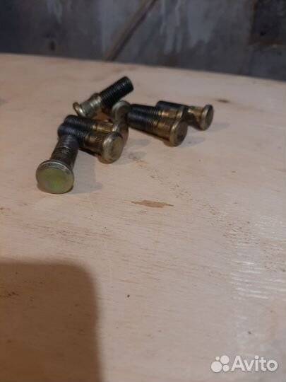 Шпильки колесные