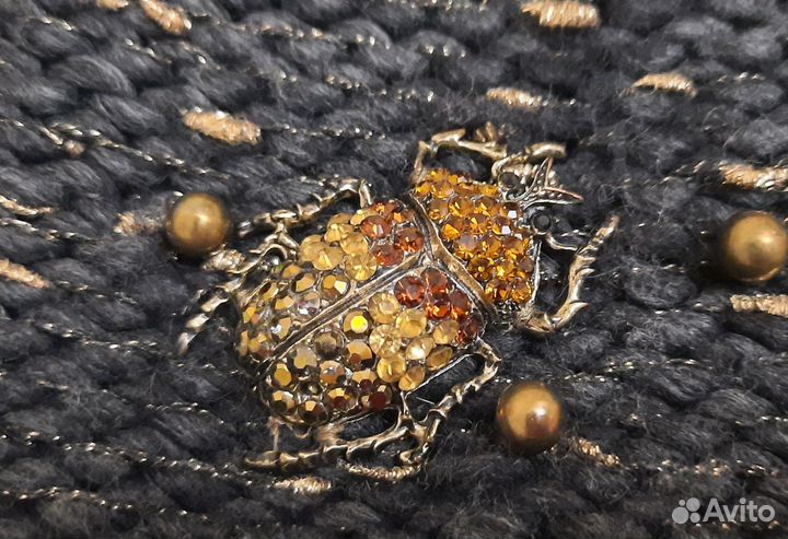 Зимняя шерстяная шапка с брошами в виде жуков