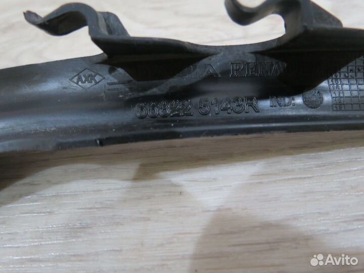 Накладка петли капота левая Renault Sandero 2