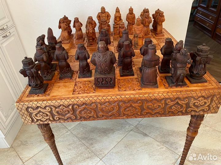 Резной шахматный стол