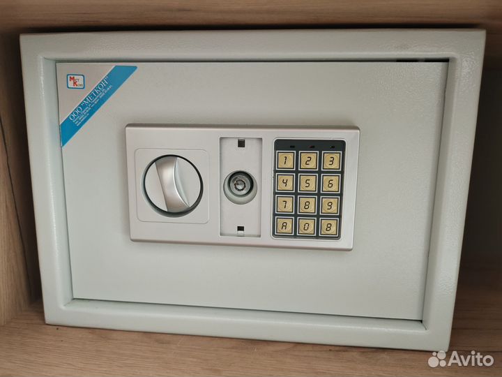 Металлический сейф с электронным замком