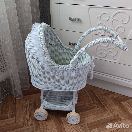 Коляска плетёная для кукол