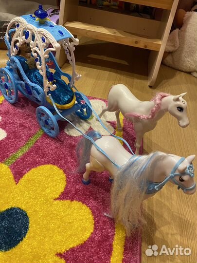 Лошадь с каретой, лошади с наездницами, пони