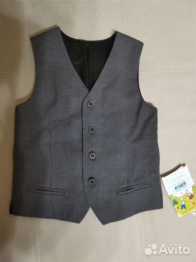 Жилет новый для школьника