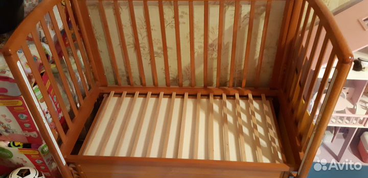 Детская кроватка с маятник и матрасом