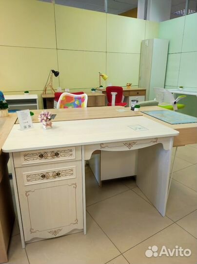 Стол компьютерный в классическом стиле