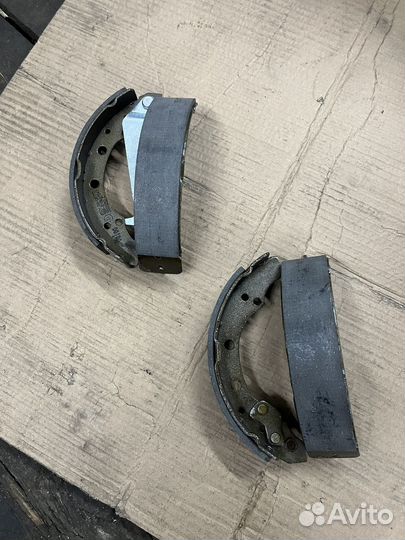 Тормозные колодки задние барабанные на поло седан