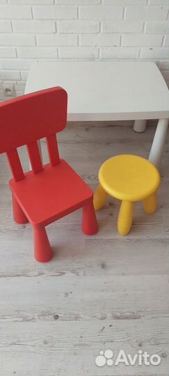 Стол и стулья