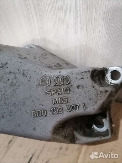 Кронштейн двигателя левый Audi A4 B5
