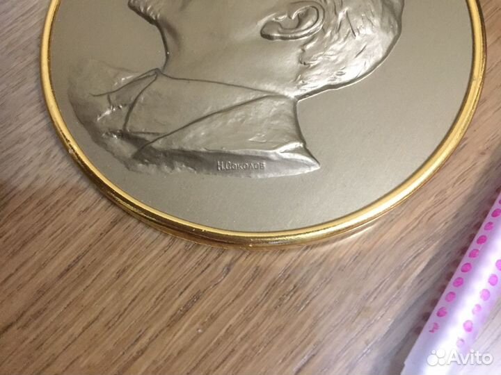 Барельеф Ленин