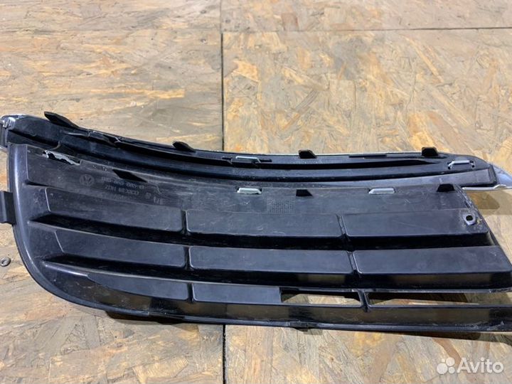 Решетка птф передняя левая Volkswagen Jetta 5