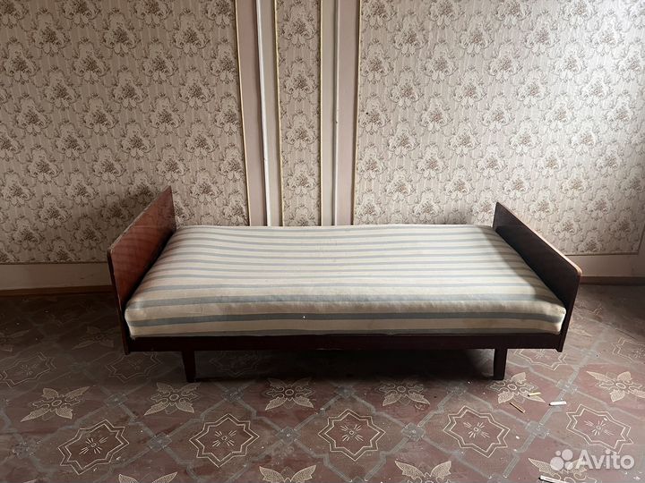 Кровать, шкаф, комод