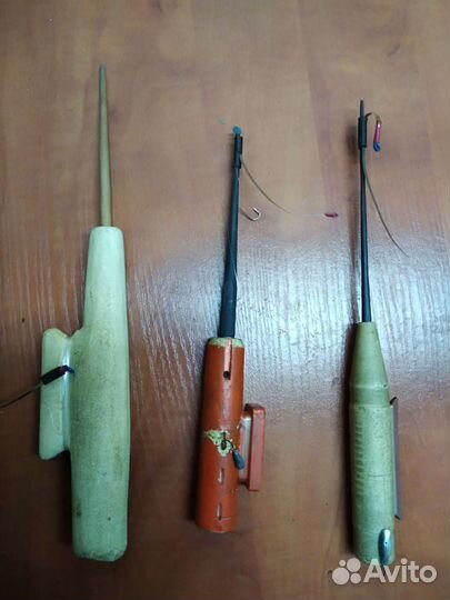 Удочки зимние ручной работы и корзины рыболовные