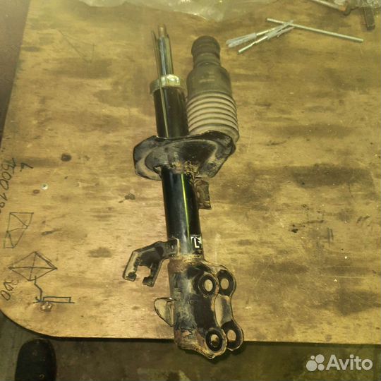 Стойка левая ниссан тиида
