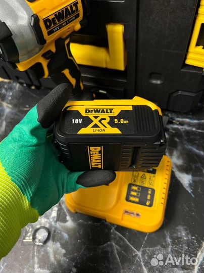 Аккумуляторный гайковерт dewalt