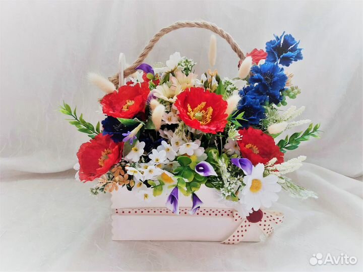 Корзинка с искусственными полевыми цветами