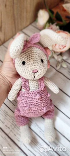 Вязанная игрушка зайка