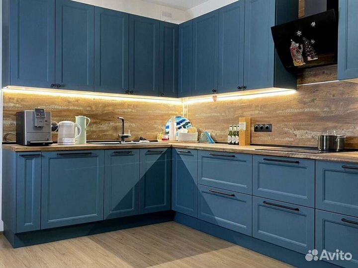 Угловой кухонный гарнитур современный