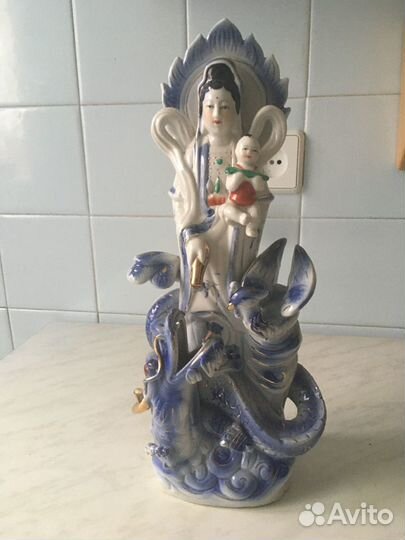 Фарфоровые штофы и статуэтки