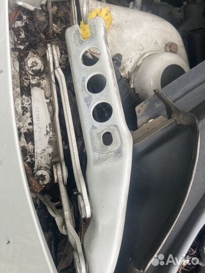 Левая петля капота skoda fabia roomster