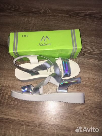 Босоножки новые