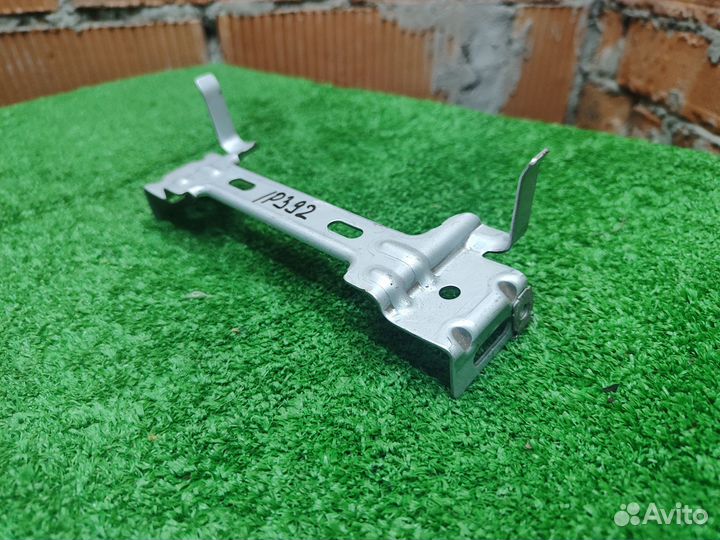 Кронштейн центральной консоли Volkswagen Passat B6