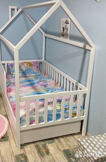 Кровать - домик с вертикальными бортиками
