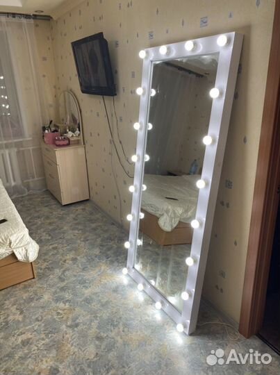 Гримерное зеркало во весь рост белый глянец
