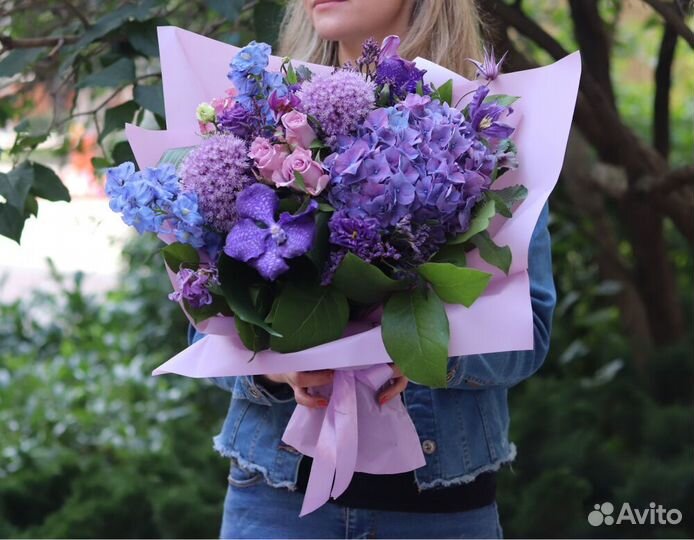 Доставка цветов в шляпных коробках и букеты