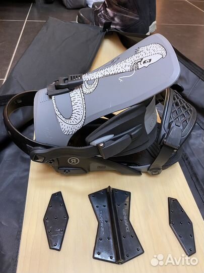 Сноуборд с креплениями и ботинками