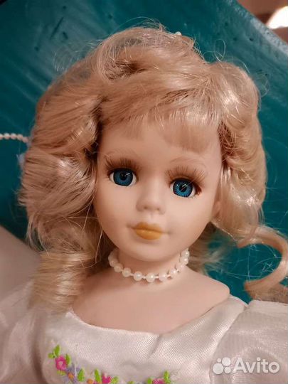 Кукла фарфоровая 