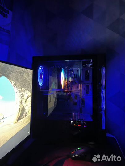 Игровой компьютер с монитором и клавиатурой