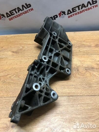 Кронштейн генератора Octavia a4