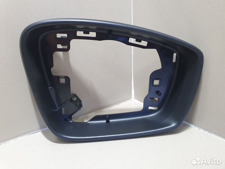 Рамка правого зеркала Skoda Rapid 1 / 2 / Polo 6