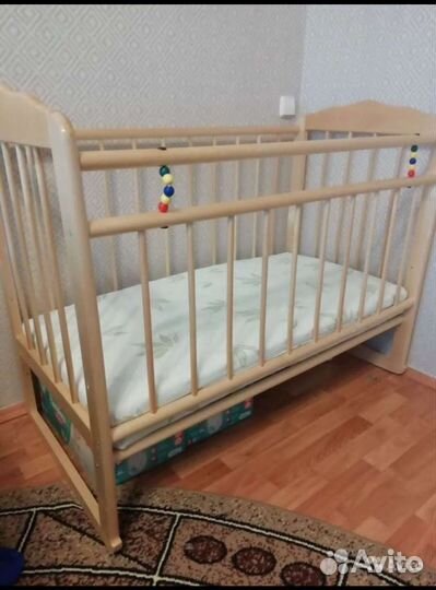 Детская кроватка с матрасом и бортиками