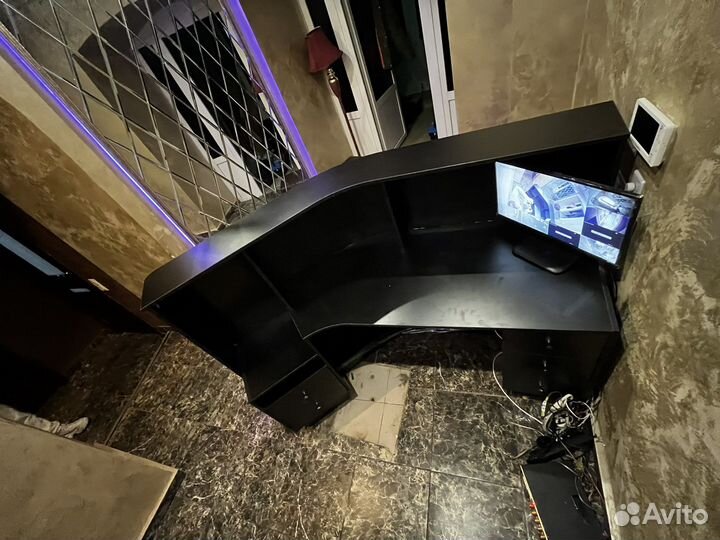 Новая стойка-Ресепшен. С глянцевым фасадом. Форма