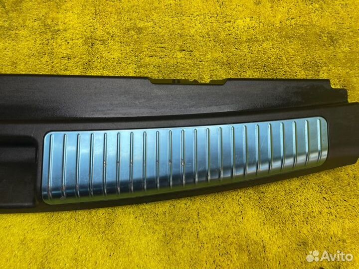 Пластик замка багажника задний Mercedes-Benz