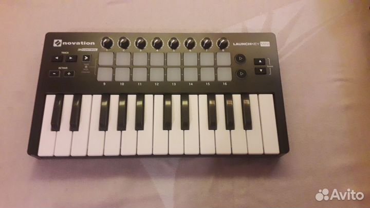 Novation launchkey mini MK2 - контроллер, 25 клави