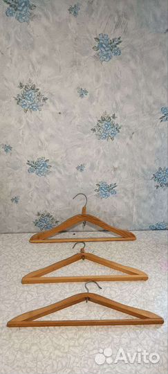Вешалки, плечики много