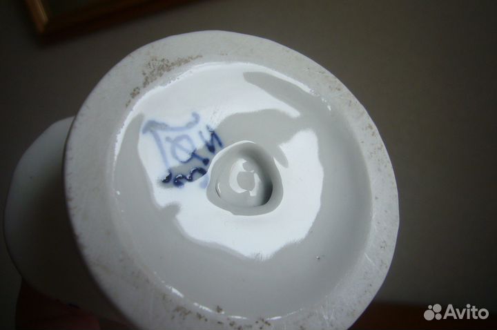 Фарфоровая статуэтка 