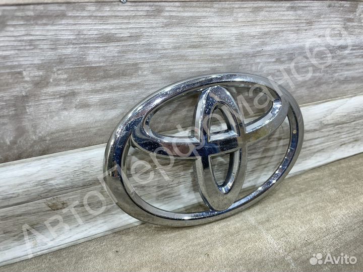 Эмблема передняя Toyota Camry 50 (2011-2017)