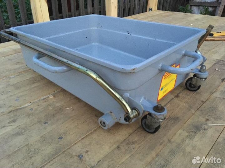 Ванна для слива масла на полу