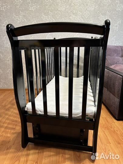 Детская кроватка с продольным маятником