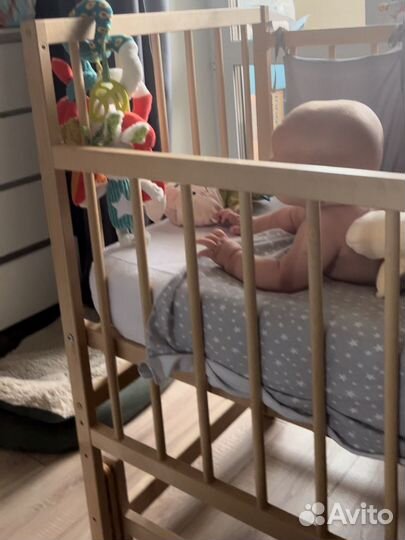 Детская кроватка с маятником