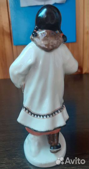Статуэтка фарфоровая 