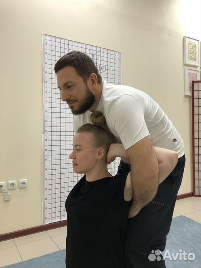 Массажист костоправ