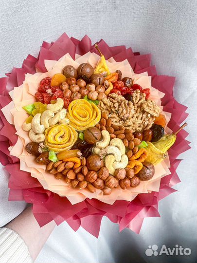 Вкусный съедобный букет из орехов и сухофруктов